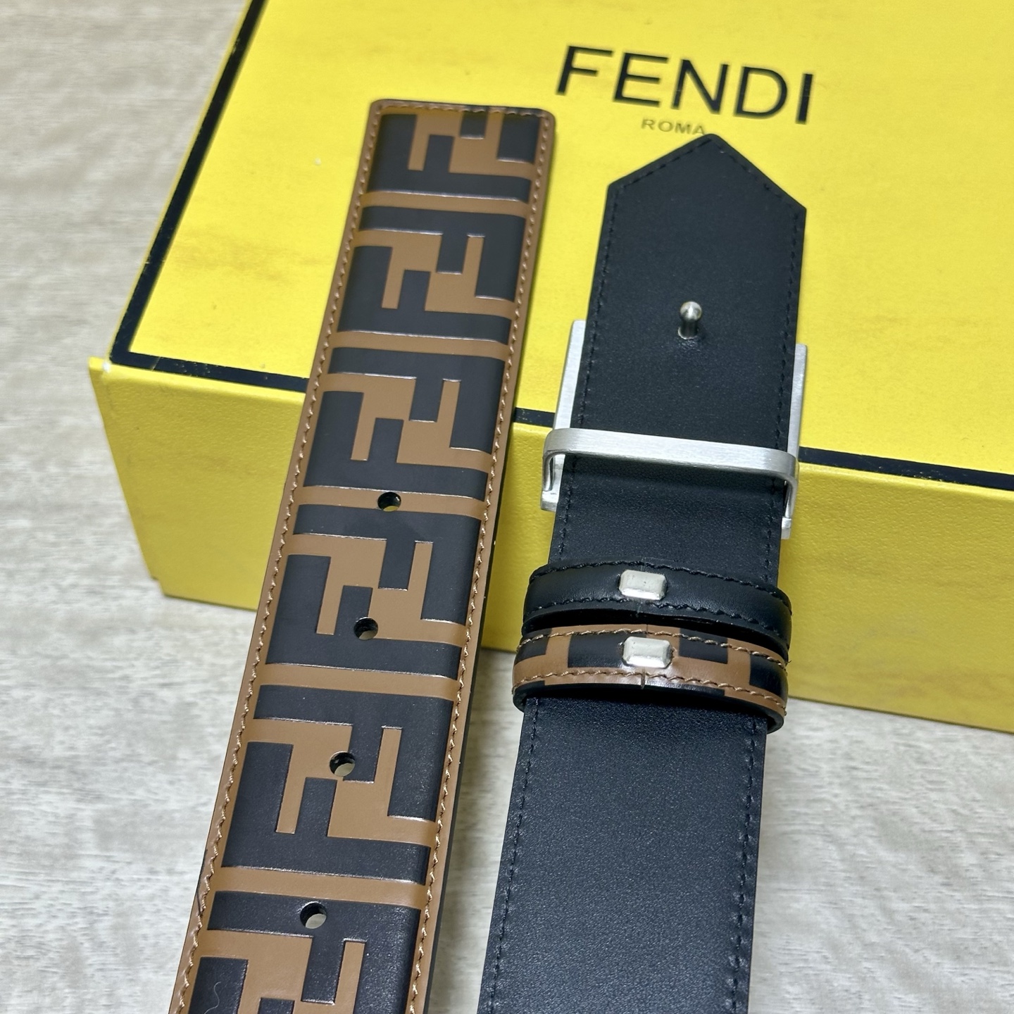 FENDl /芬迪 专柜同款 宽40MM 标志造型宽皮带。钉扣式带扣。棕色小牛皮制成。印有浮雕手绘黑色与棕色 FF 图案