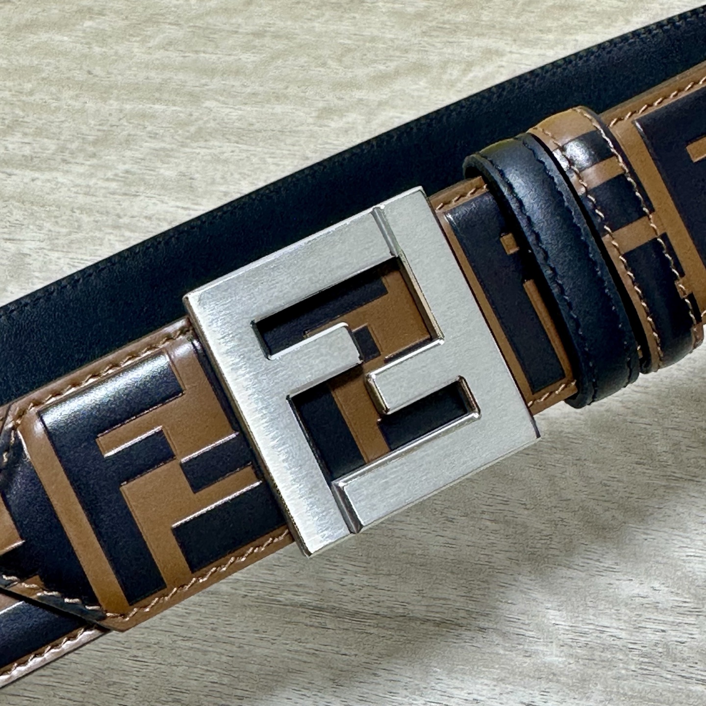 FENDl /芬迪 专柜同款 宽40MM 标志造型宽皮带。钉扣式带扣。棕色小牛皮制成。印有浮雕手绘黑色与棕色 FF 图案