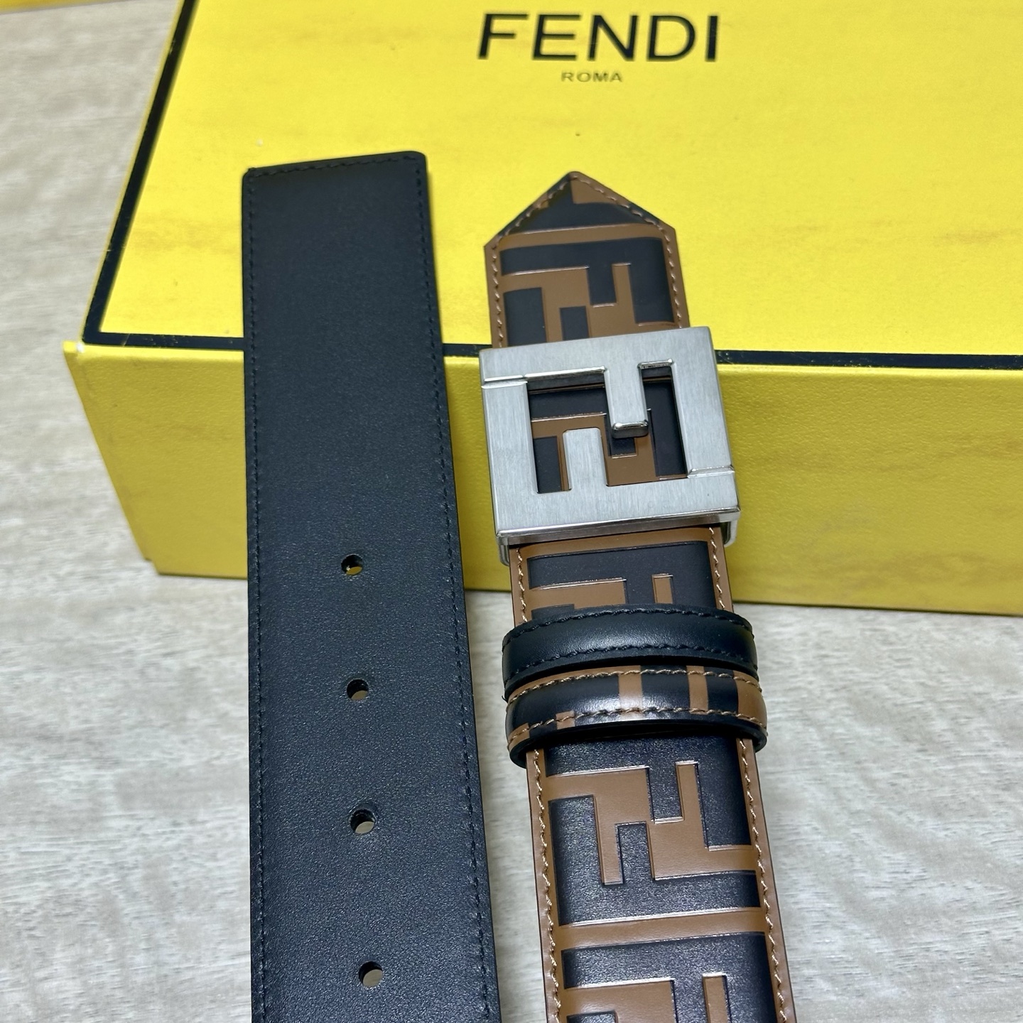 FENDl /芬迪 专柜同款 宽40MM 标志造型宽皮带。钉扣式带扣。棕色小牛皮制成。印有浮雕手绘黑色与棕色 FF 图案