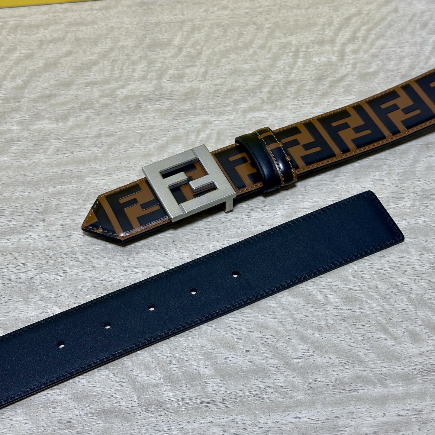 FENDl /芬迪 专柜同款 宽40MM 标志造型宽皮带。钉扣式带扣。棕色小牛皮制成。印有浮雕手绘黑色与棕色 FF 图案