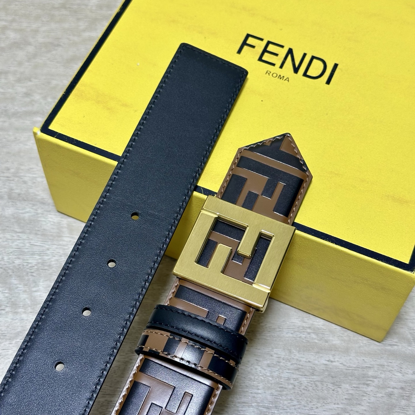 FENDl /芬迪 专柜同款 宽40MM 标志造型宽皮带。钉扣式带扣。棕色小牛皮制成。印有浮雕手绘黑色与棕色 FF 图案