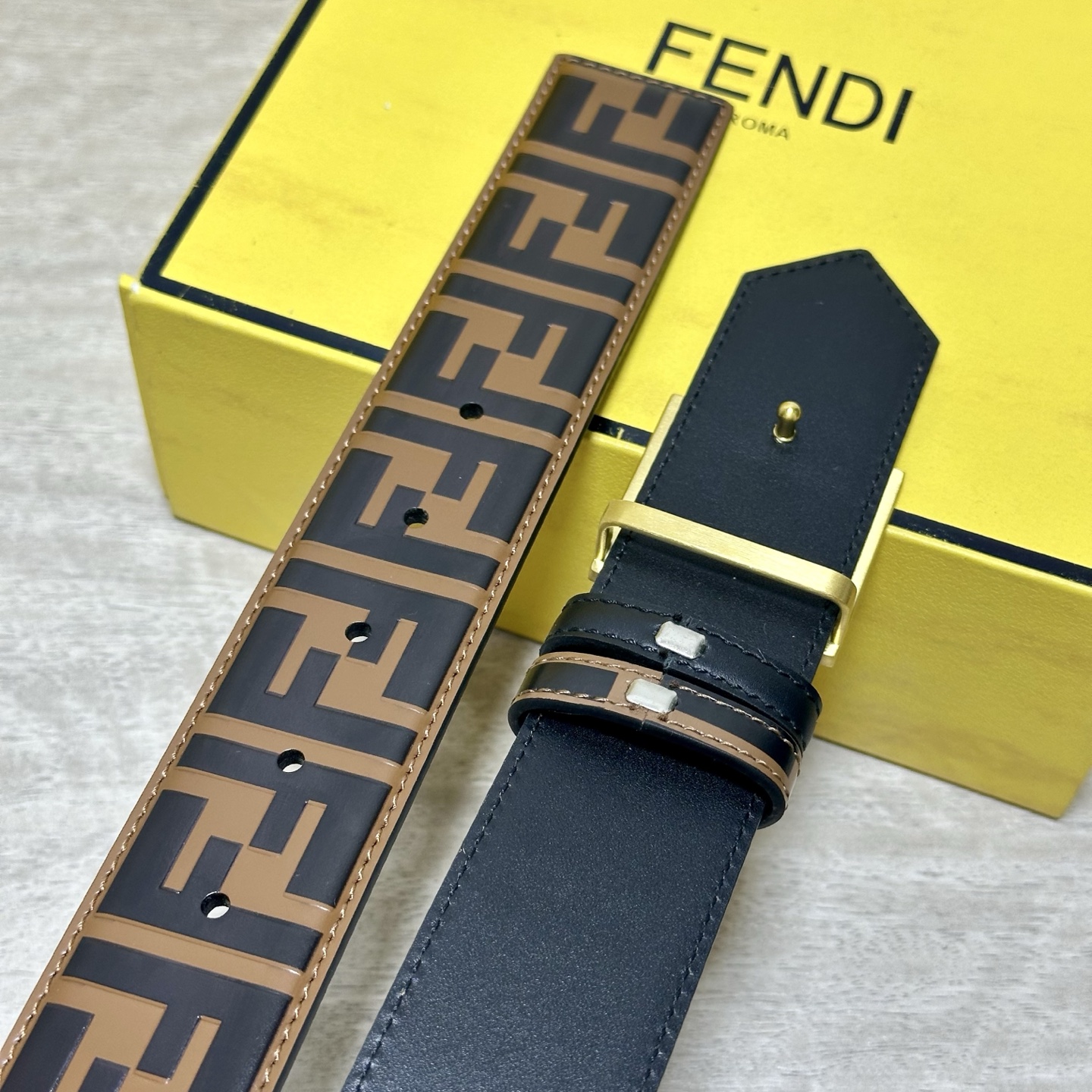 FENDl /芬迪 专柜同款 宽40MM 标志造型宽皮带。钉扣式带扣。棕色小牛皮制成。印有浮雕手绘黑色与棕色 FF 图案