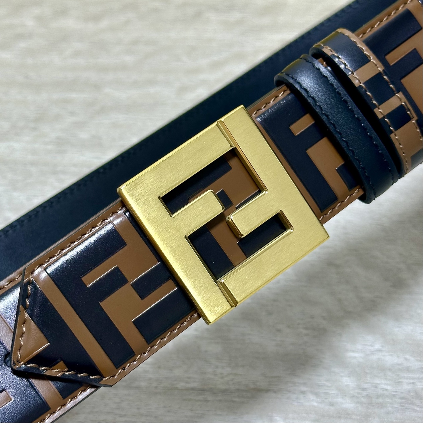 FENDl /芬迪 专柜同款 宽40MM 标志造型宽皮带。钉扣式带扣。棕色小牛皮制成。印有浮雕手绘黑色与棕色 FF 图案