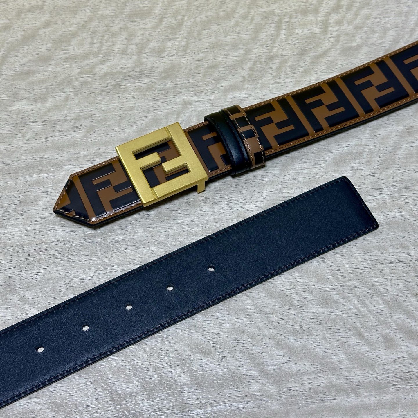 FENDl /芬迪 专柜同款 宽40MM 标志造型宽皮带。钉扣式带扣。棕色小牛皮制成。印有浮雕手绘黑色与棕色 FF 图案