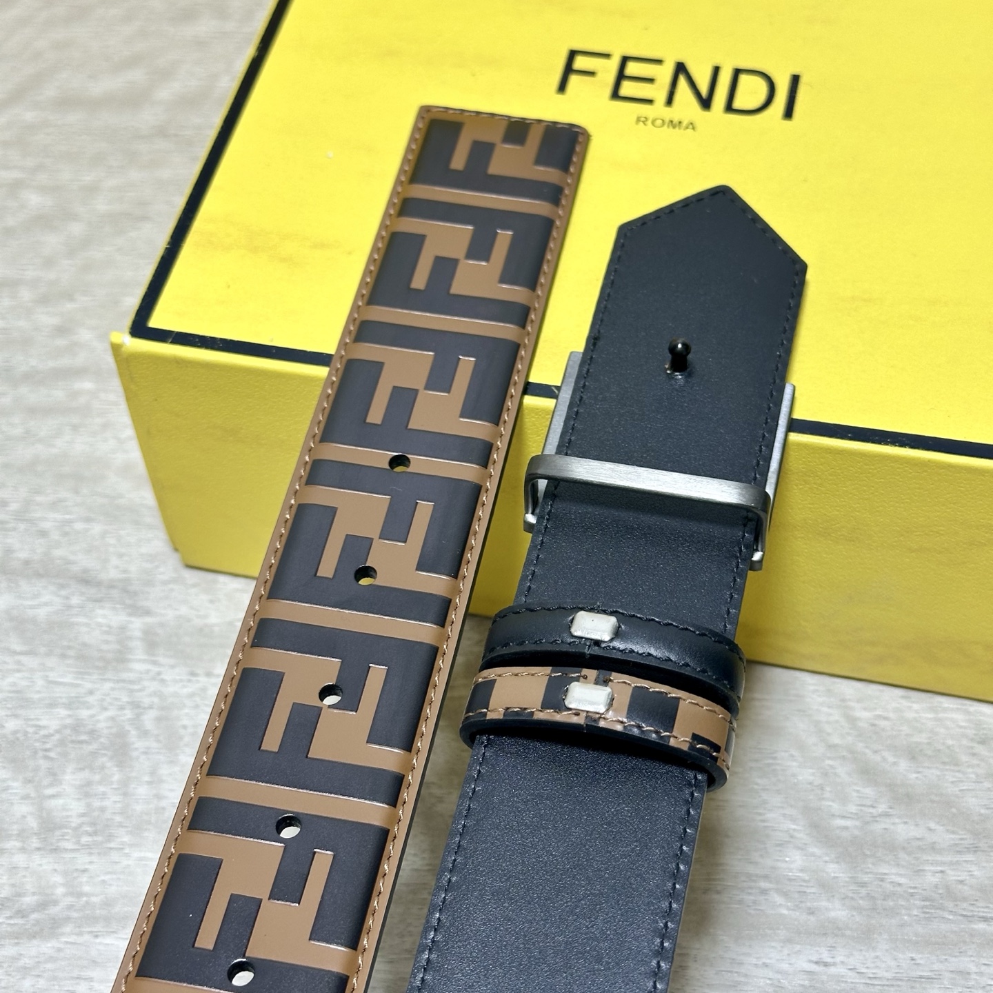 FENDl /芬迪 专柜同款 宽40MM 标志造型宽皮带。钉扣式带扣。棕色小牛皮制成。印有浮雕手绘黑色与棕色 FF 图案