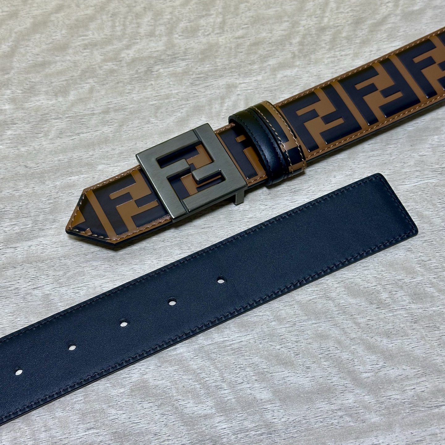 FENDl /芬迪 专柜同款 宽40MM 标志造型宽皮带。钉扣式带扣。棕色小牛皮制成。印有浮雕手绘黑色与棕色 FF 图案