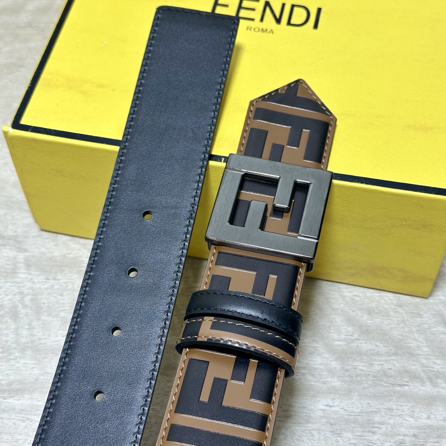 FENDl /芬迪 专柜同款 宽40MM 标志造型宽皮带。钉扣式带扣。棕色小牛皮制成。印有浮雕手绘黑色与棕色 FF 图案