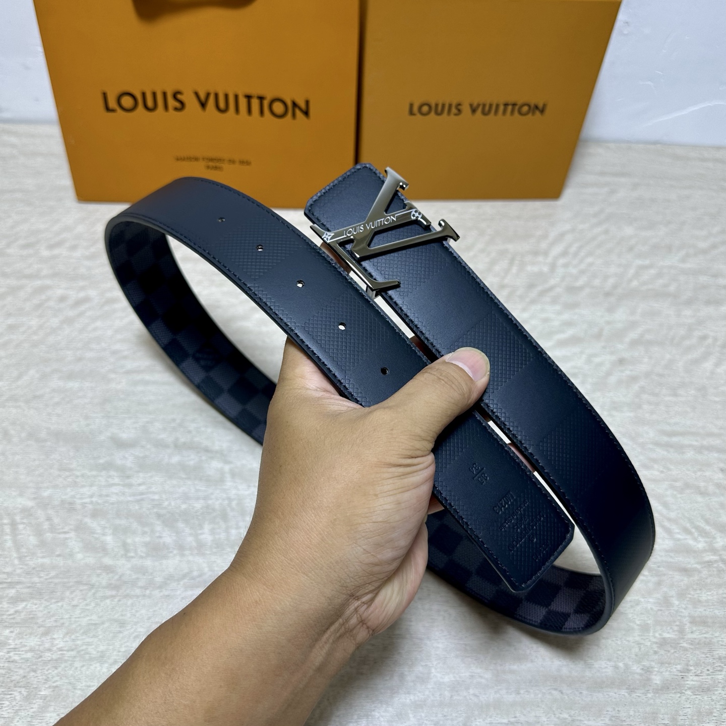 LV.路易威登 宽40MM双面原版小牛皮 搭配单钌钯电镀扣 完美的手感.油边 出众的设计.风格 高贵奢华 时尚大方 高清