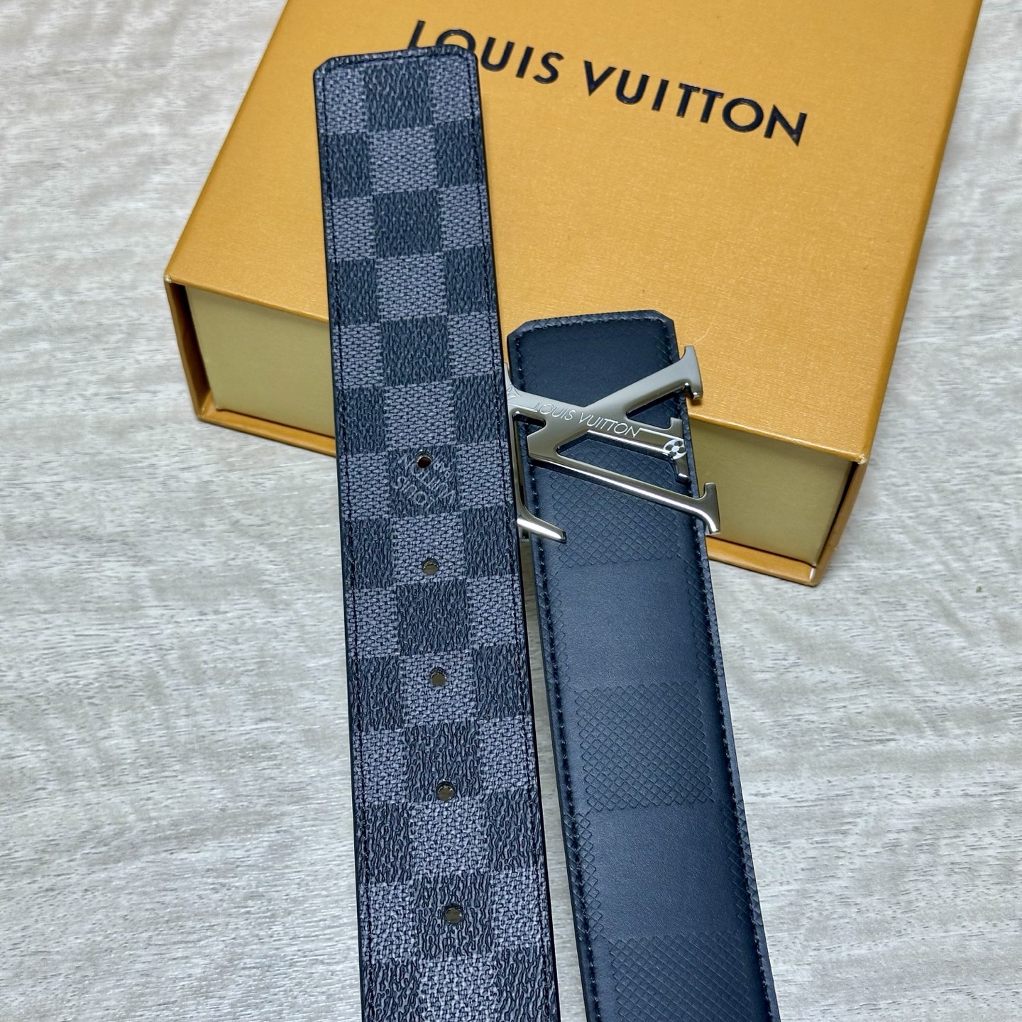LV.路易威登 宽40MM双面原版小牛皮 搭配单钌钯电镀扣 完美的手感.油边 出众的设计.风格 高贵奢华 时尚大方 高清