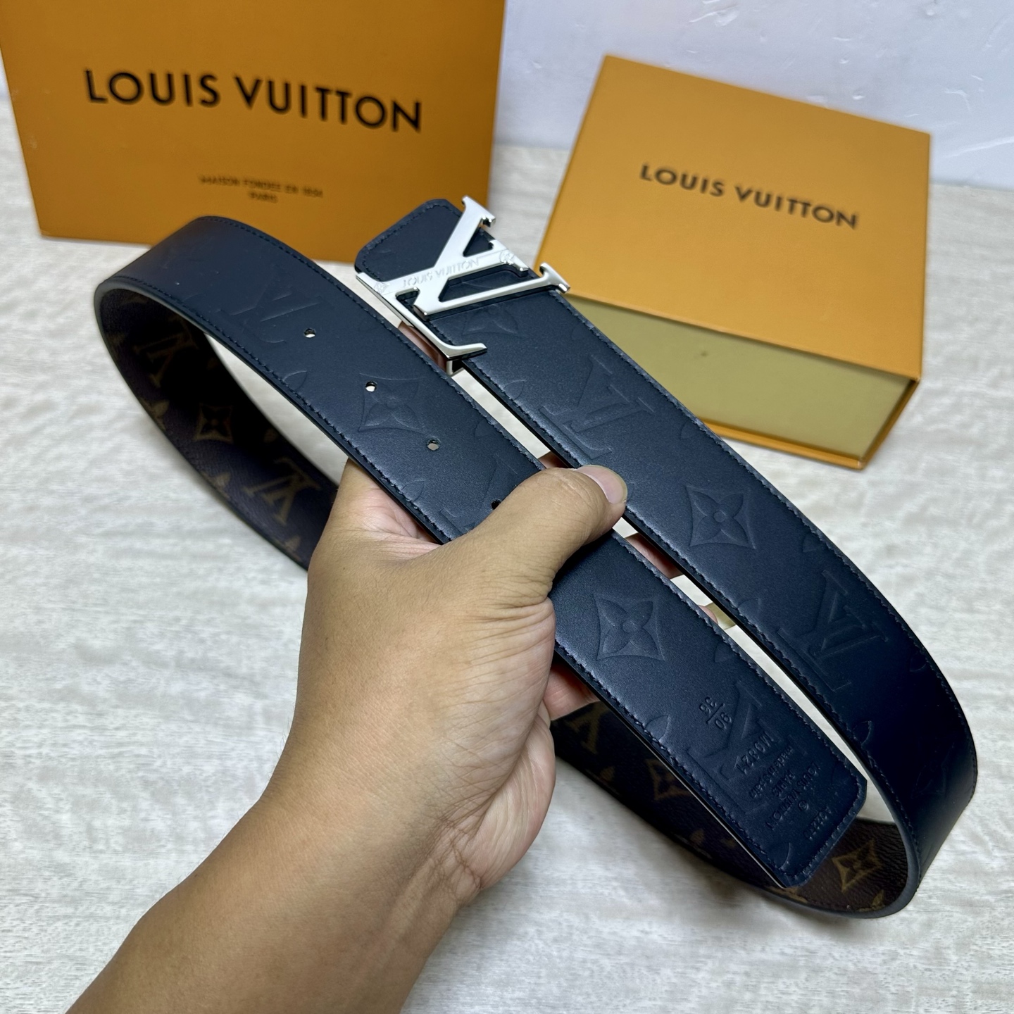 LV.路易威登 宽40MM双面原版小牛皮 搭配单钌钯电镀扣 完美的手感.油边 出众的设计.风格 高贵奢华 时尚大方 高清
