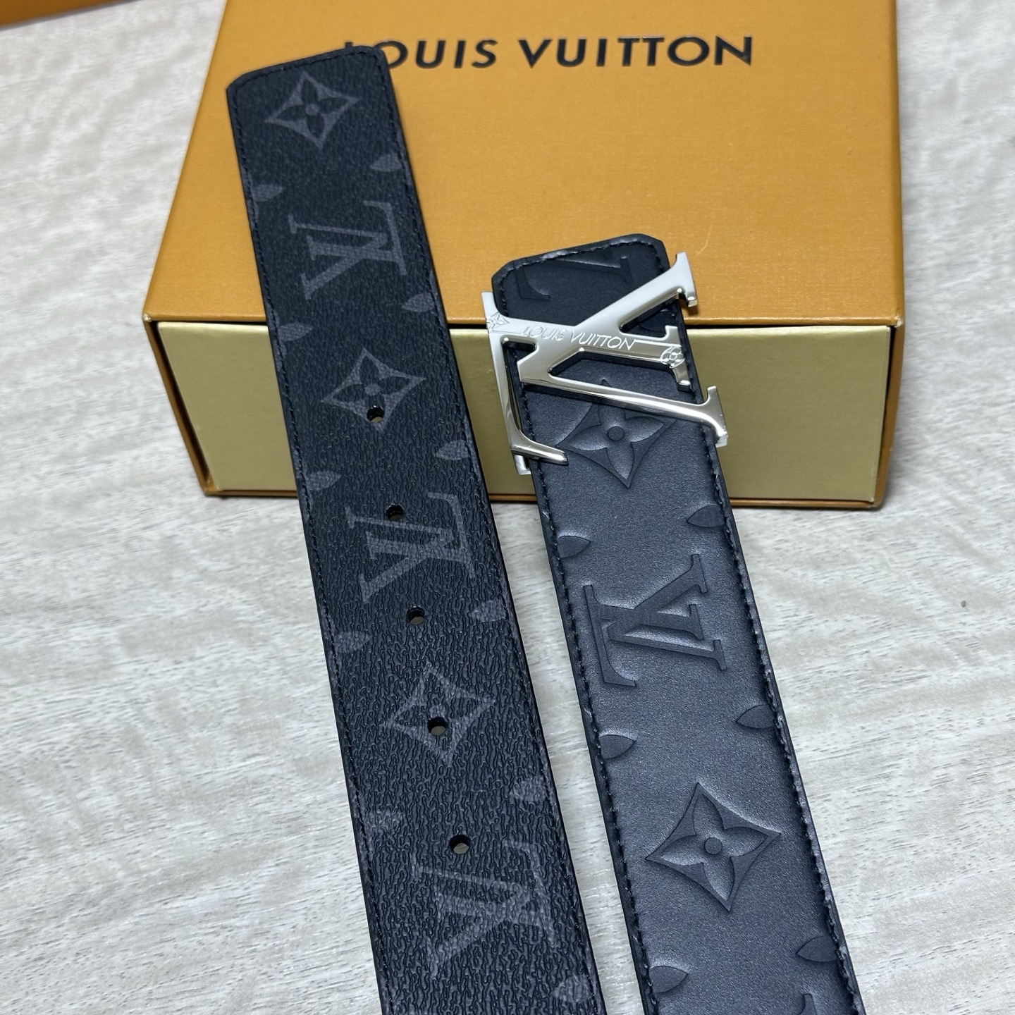 LV.路易威登 宽40MM双面原版小牛皮 搭配单钌钯电镀扣 完美的手感.油边 出众的设计.风格 高贵奢华 时尚大方 高清