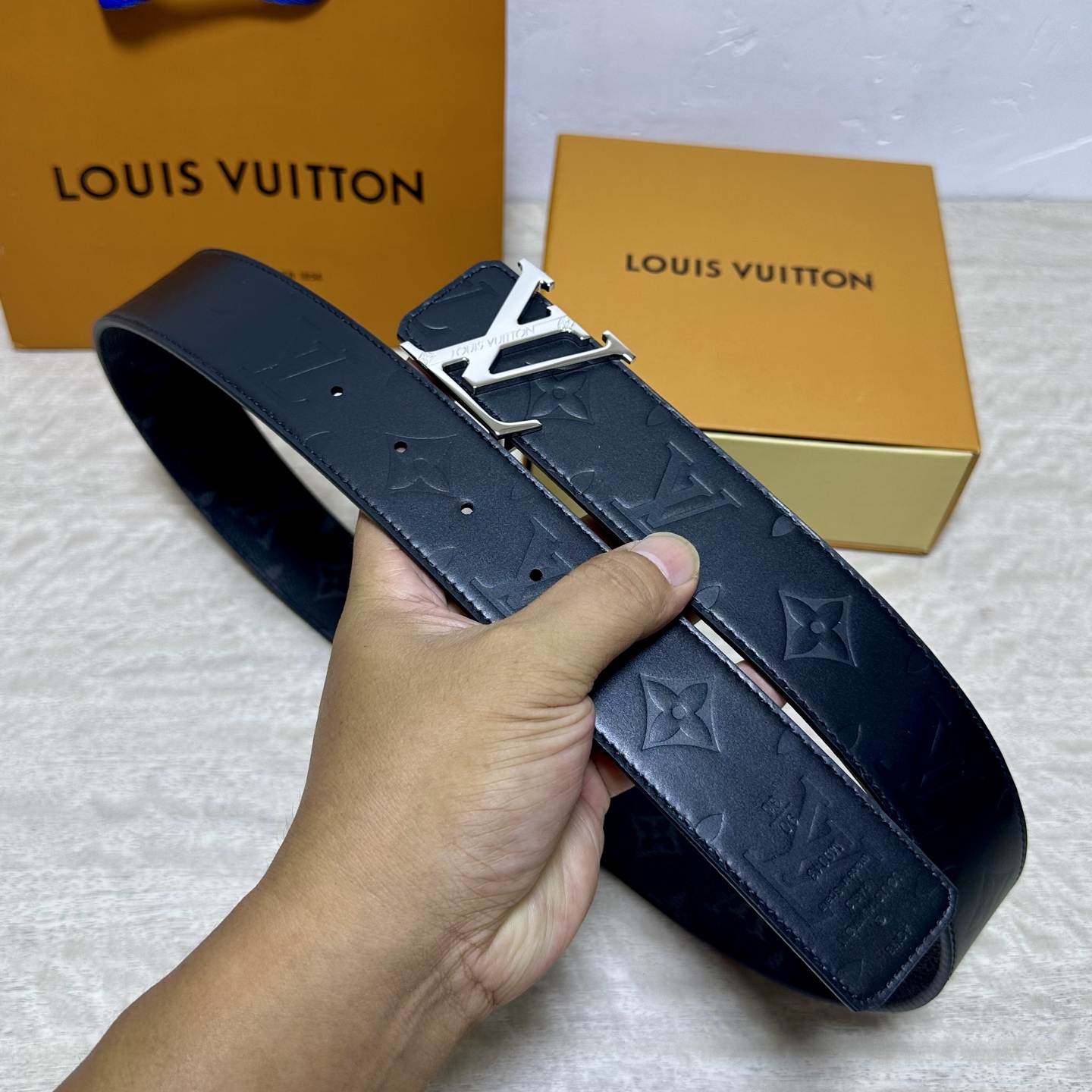 LV.路易威登 宽40MM双面原版小牛皮 搭配单钌钯电镀扣 完美的手感.油边 出众的设计.风格 高贵奢华 时尚大方 高清