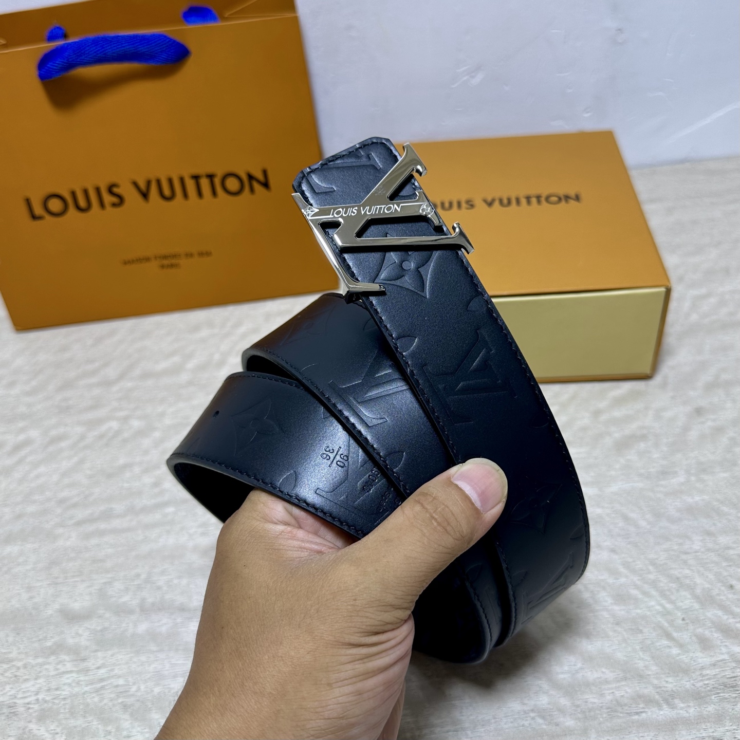 LV.路易威登 宽40MM双面原版小牛皮 搭配单钌钯电镀扣 完美的手感.油边 出众的设计.风格 高贵奢华 时尚大方 高清