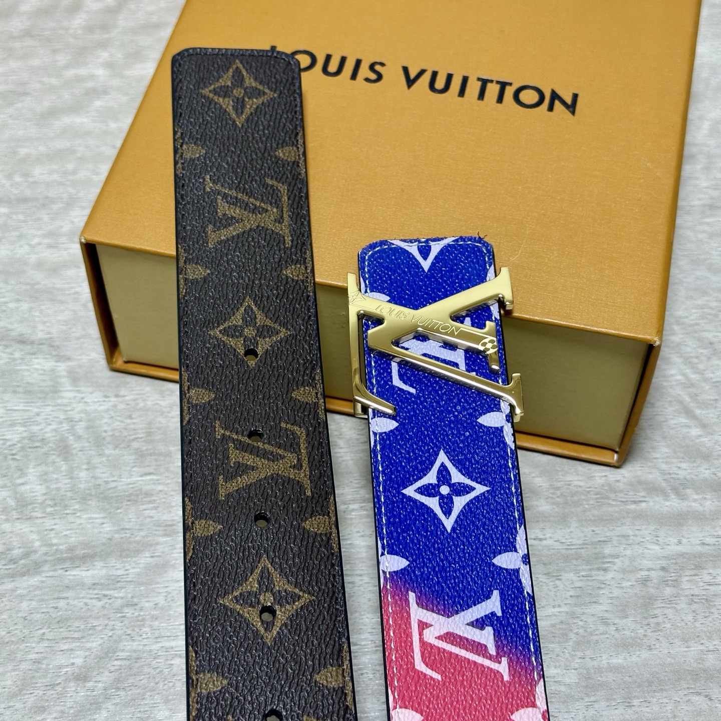 LV 宽4.0cm 双面腰带将两式经典融于一处。Monogram 印花瞩目放大，与焕新 Monogram Giant 系