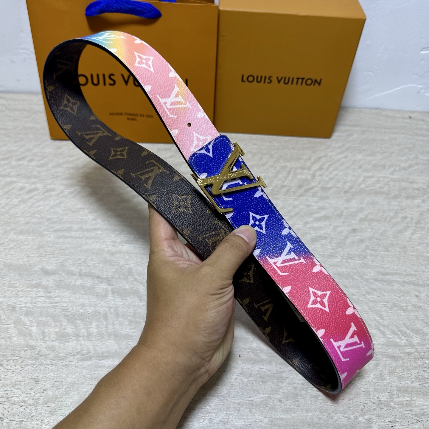 LV 宽4.0cm 双面腰带将两式经典融于一处。Monogram 印花瞩目放大，与焕新 Monogram Giant 系