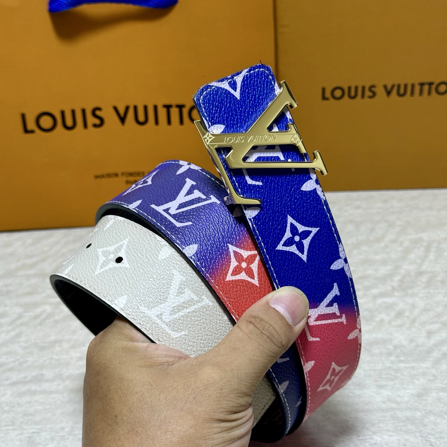 LV 宽4.0cm 双面腰带将两式经典融于一处。Monogram 印花瞩目放大，与焕新 Monogram Giant 系