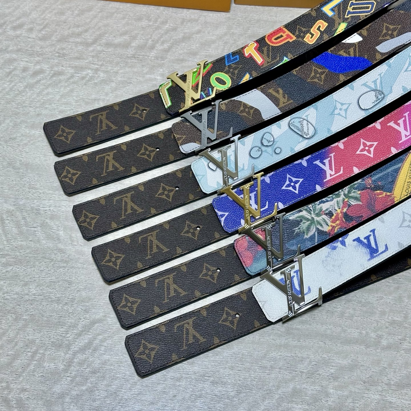 LV 宽4.0cm 双面腰带将两式经典融于一处。Monogram 印花瞩目放大，与焕新 Monogram Giant 系