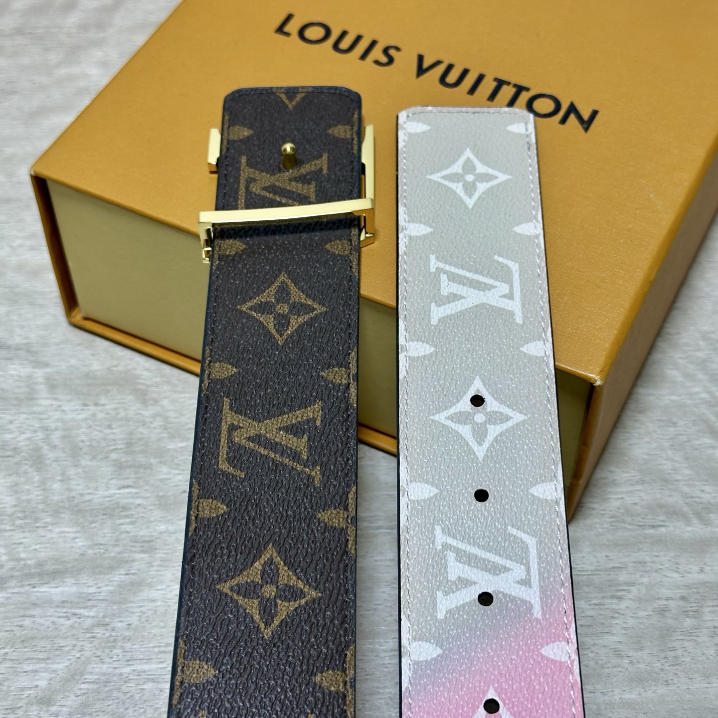LV 宽4.0cm 双面腰带将两式经典融于一处。Monogram 印花瞩目放大，与焕新 Monogram Giant 系