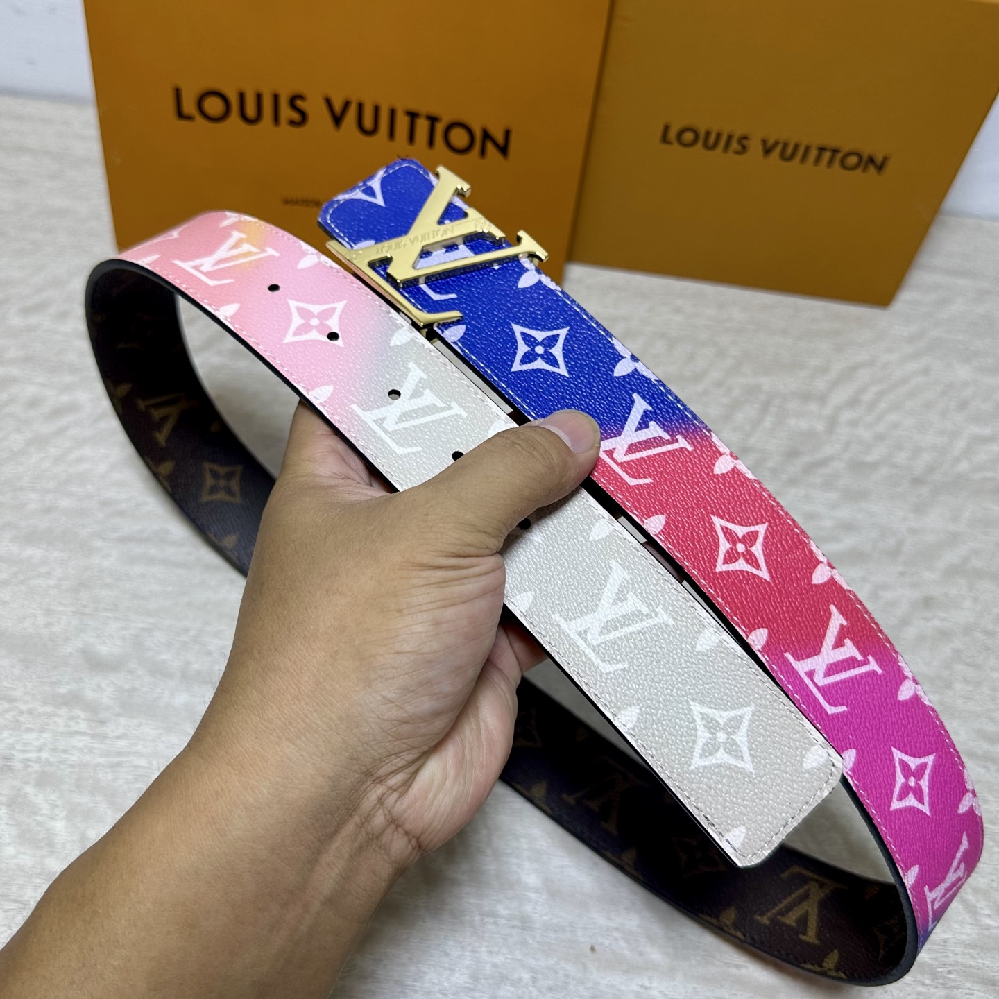 LV 宽4.0cm 双面腰带将两式经典融于一处。Monogram 印花瞩目放大，与焕新 Monogram Giant 系