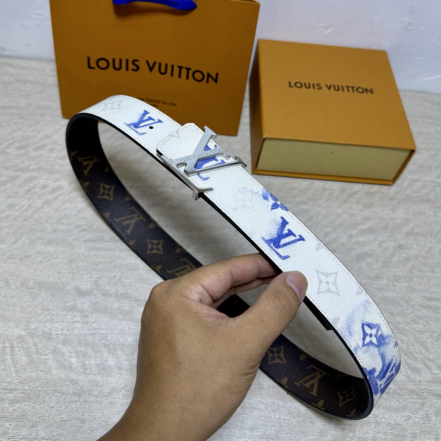 LV 宽4.0cm 双面腰带将两式经典融于一处。Monogram 印花瞩目放大，与焕新 Monogram Giant 系