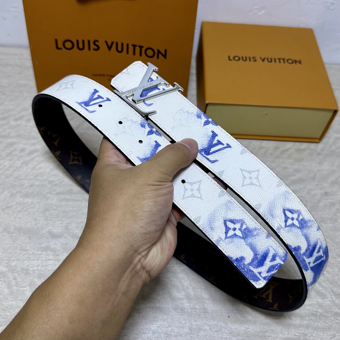 LV 宽4.0cm 双面腰带将两式经典融于一处。Monogram 印花瞩目放大，与焕新 Monogram Giant 系