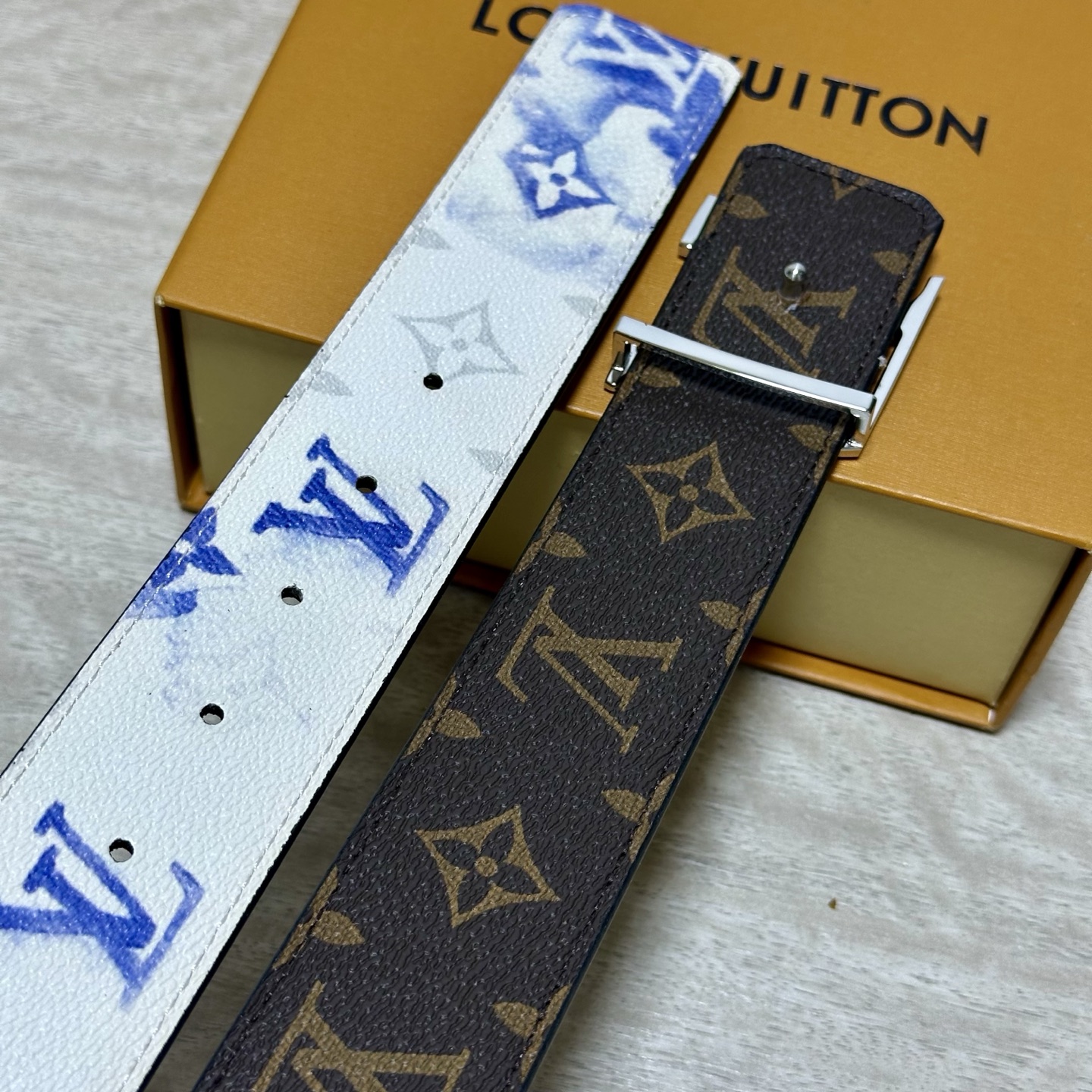 LV 宽4.0cm 双面腰带将两式经典融于一处。Monogram 印花瞩目放大，与焕新 Monogram Giant 系