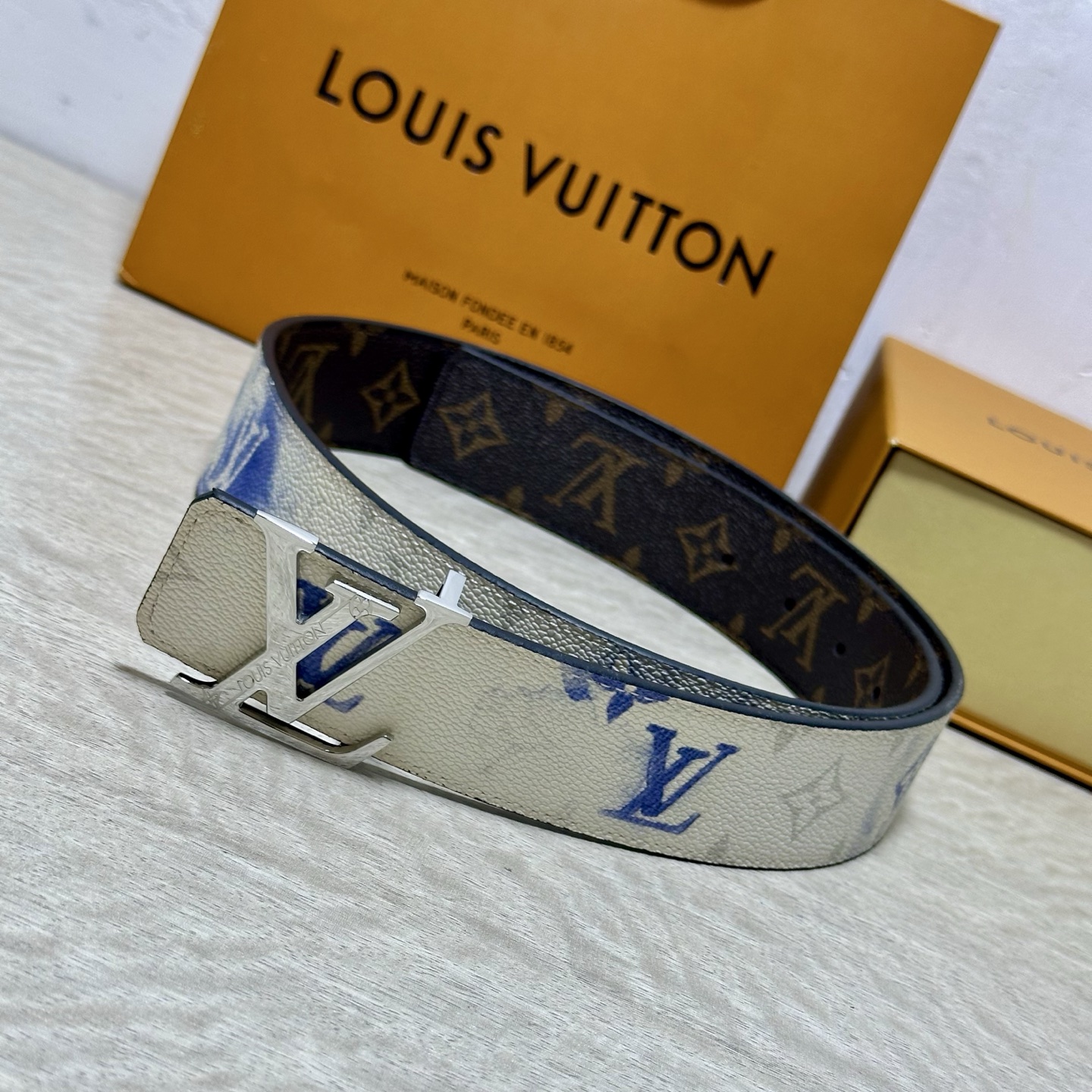 LV 宽4.0cm 双面腰带将两式经典融于一处。Monogram 印花瞩目放大，与焕新 Monogram Giant 系