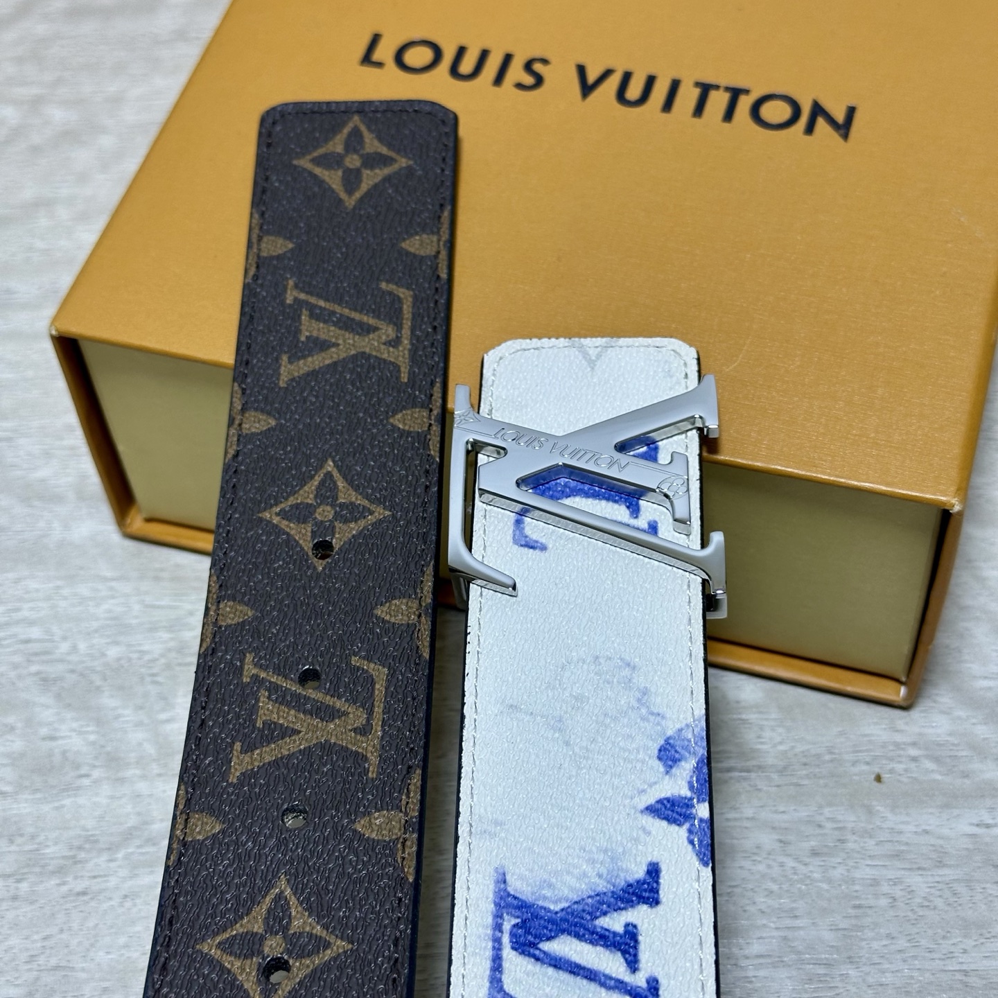 LV 宽4.0cm 双面腰带将两式经典融于一处。Monogram 印花瞩目放大，与焕新 Monogram Giant 系