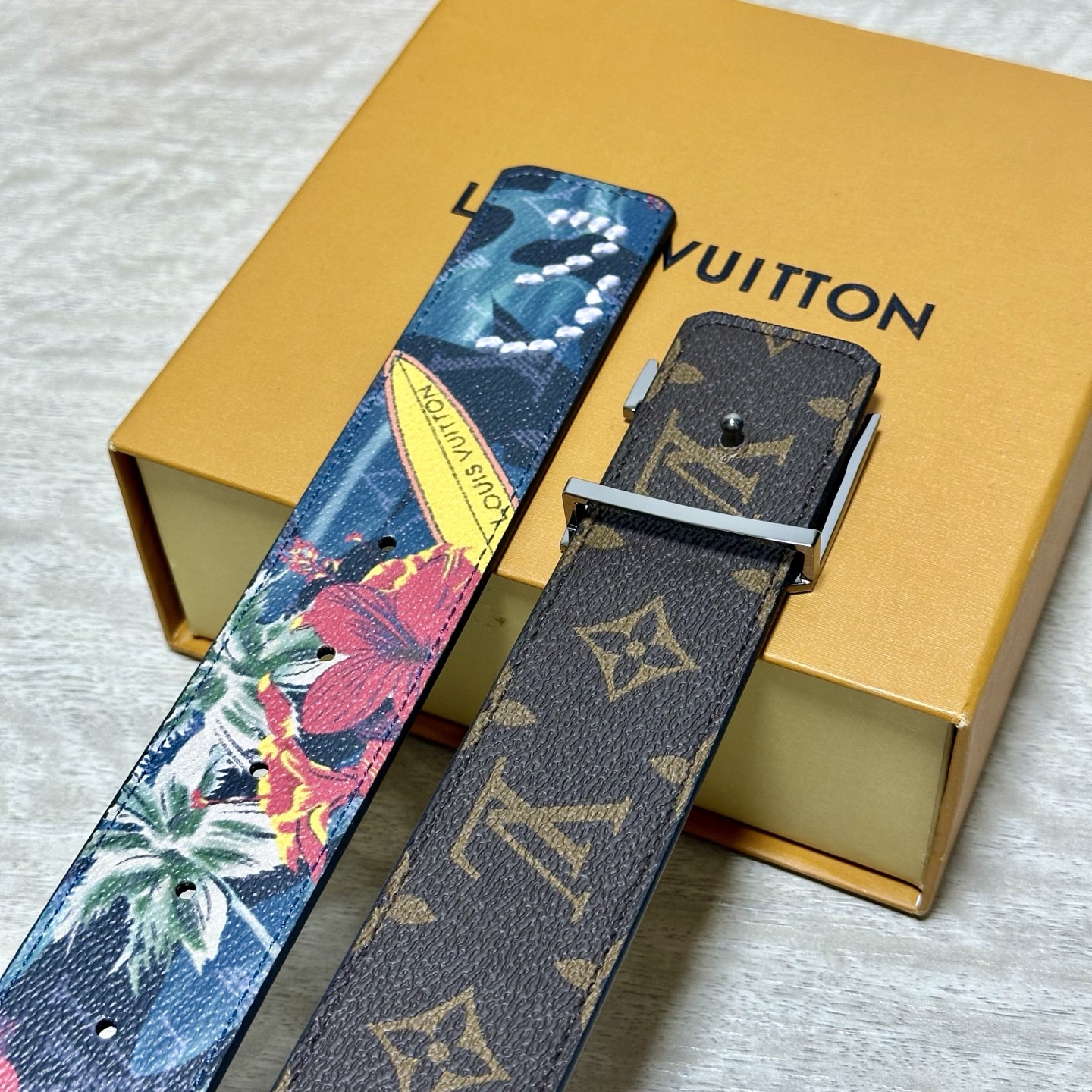 LV 宽4.0cm 双面腰带将两式经典融于一处。Monogram 印花瞩目放大，与焕新 Monogram Giant 系