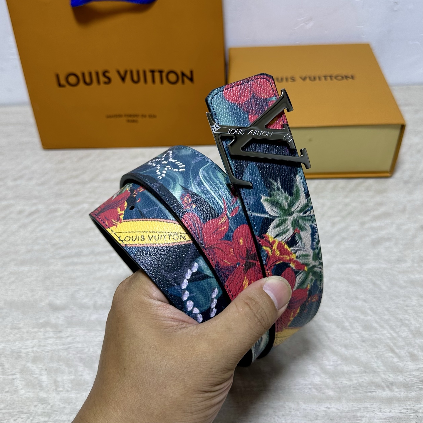 LV 宽4.0cm 双面腰带将两式经典融于一处。Monogram 印花瞩目放大，与焕新 Monogram Giant 系