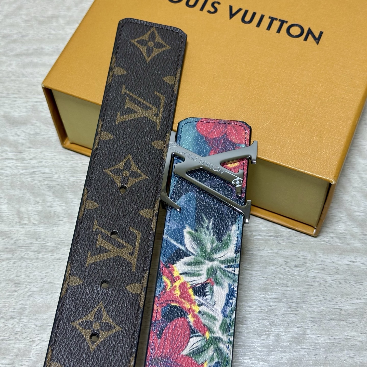 LV 宽4.0cm 双面腰带将两式经典融于一处。Monogram 印花瞩目放大，与焕新 Monogram Giant 系