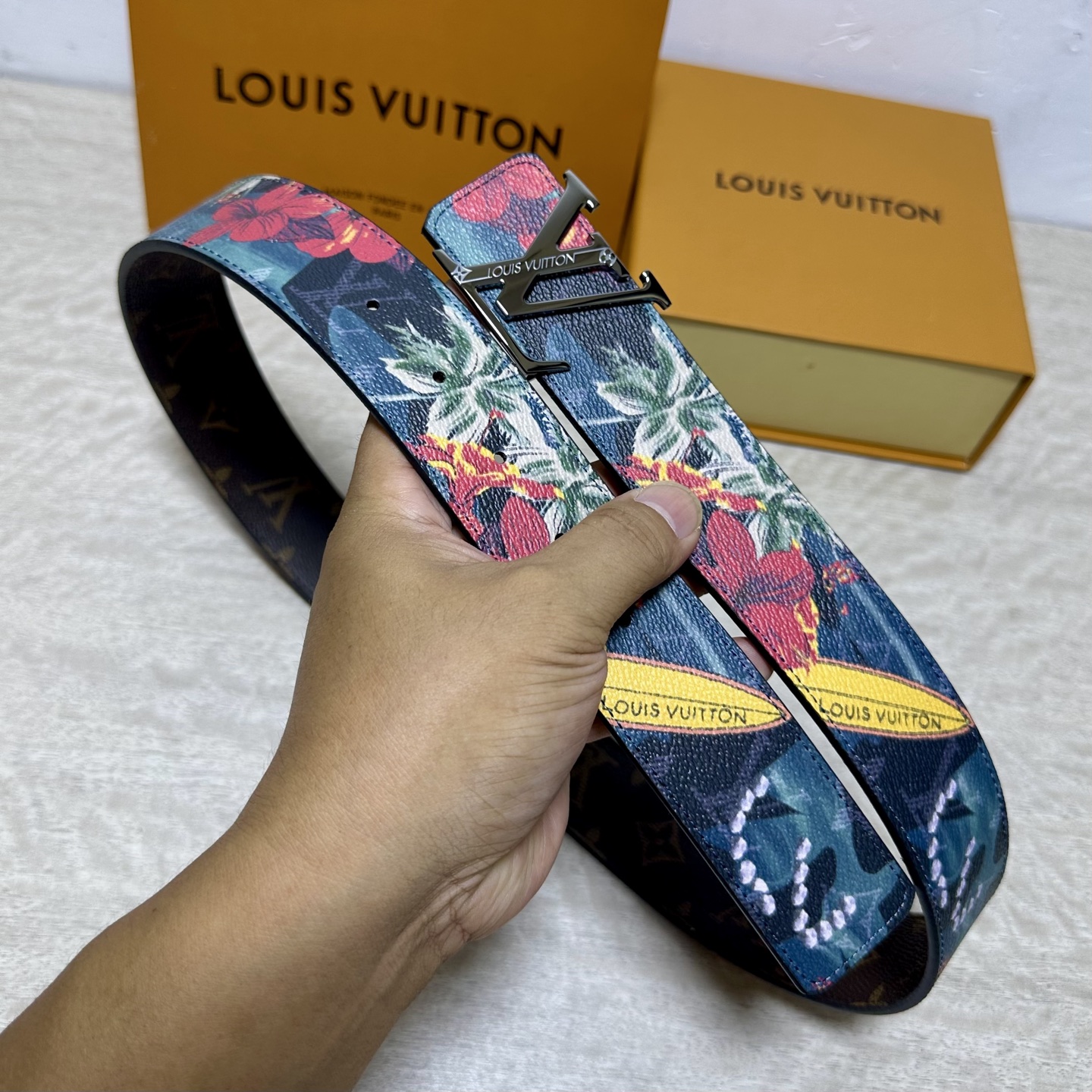 LV 宽4.0cm 双面腰带将两式经典融于一处。Monogram 印花瞩目放大，与焕新 Monogram Giant 系