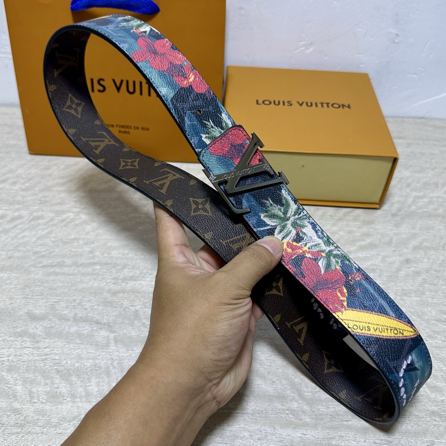 LV 宽4.0cm 双面腰带将两式经典融于一处。Monogram 印花瞩目放大，与焕新 Monogram Giant 系