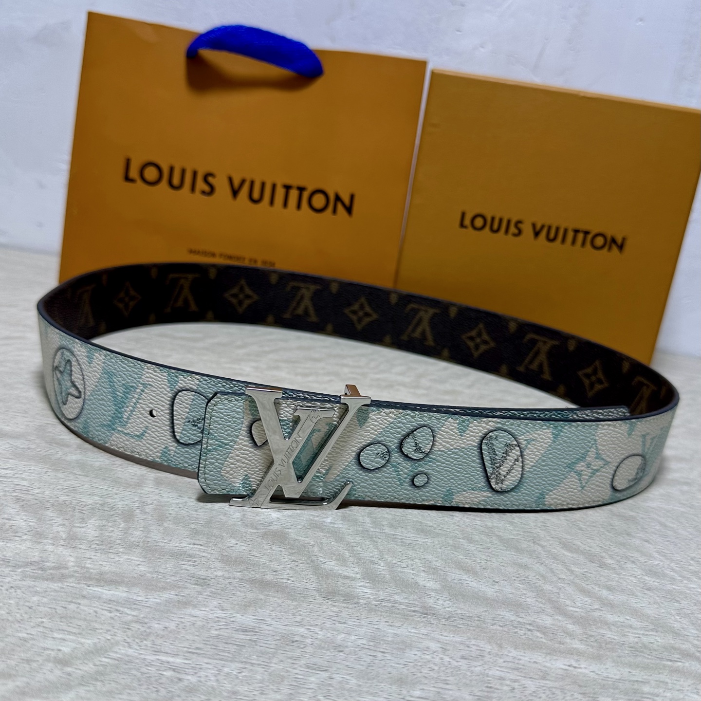 LV 宽4.0cm 双面腰带将两式经典融于一处。Monogram 印花瞩目放大，与焕新 Monogram Giant 系