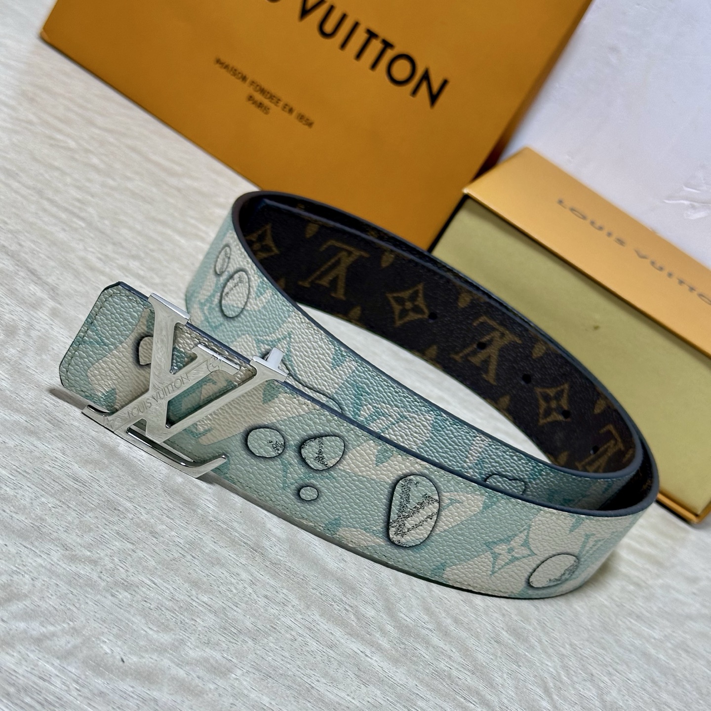LV 宽4.0cm 双面腰带将两式经典融于一处。Monogram 印花瞩目放大，与焕新 Monogram Giant 系