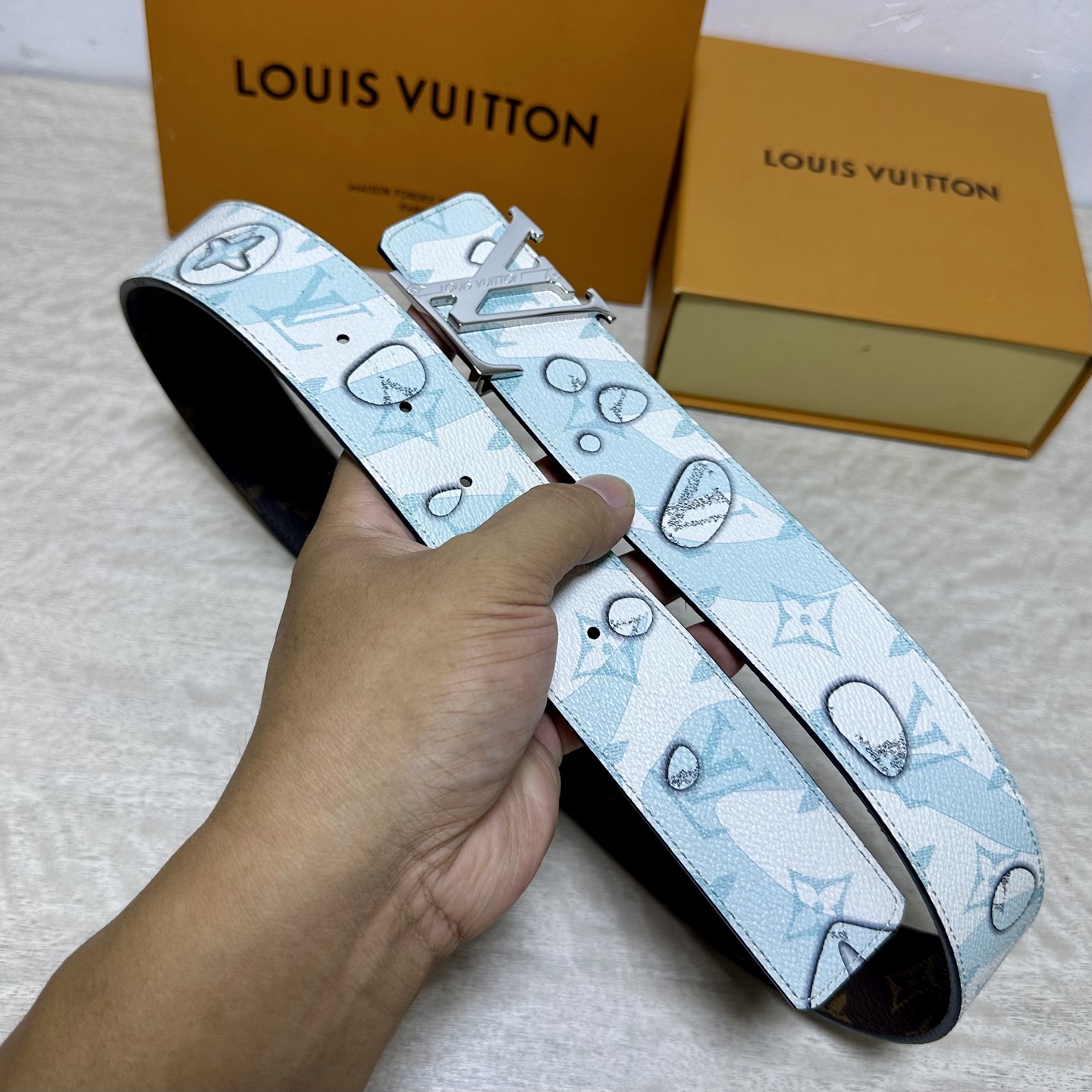 LV 宽4.0cm 双面腰带将两式经典融于一处。Monogram 印花瞩目放大，与焕新 Monogram Giant 系