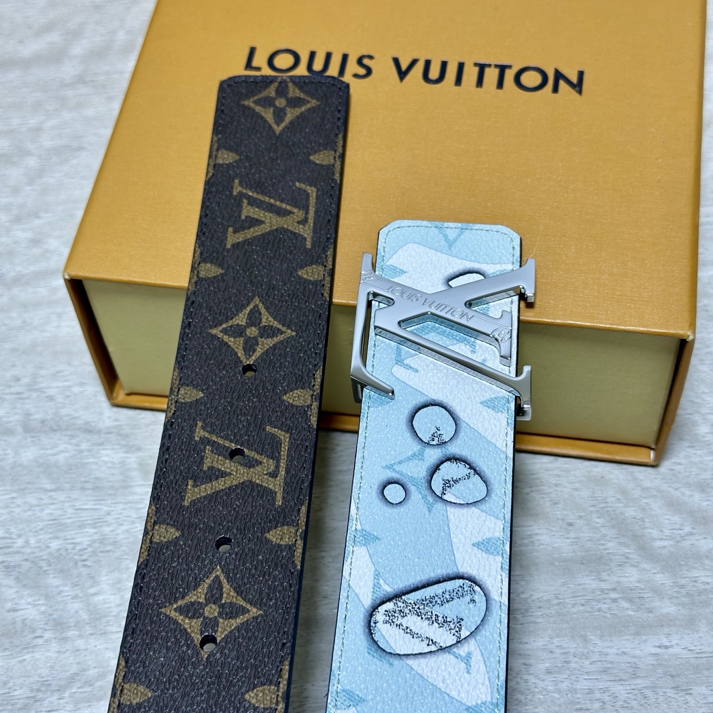 LV 宽4.0cm 双面腰带将两式经典融于一处。Monogram 印花瞩目放大，与焕新 Monogram Giant 系