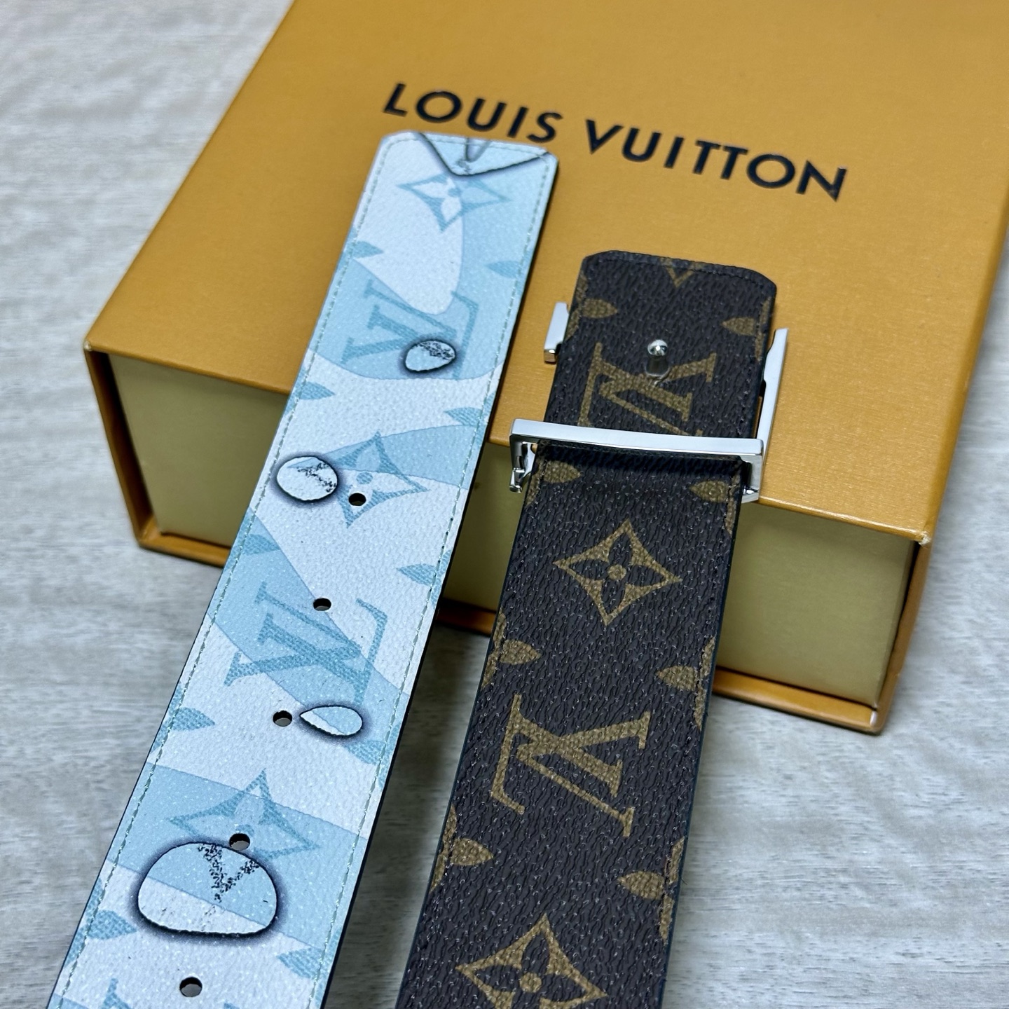 LV 宽4.0cm 双面腰带将两式经典融于一处。Monogram 印花瞩目放大，与焕新 Monogram Giant 系