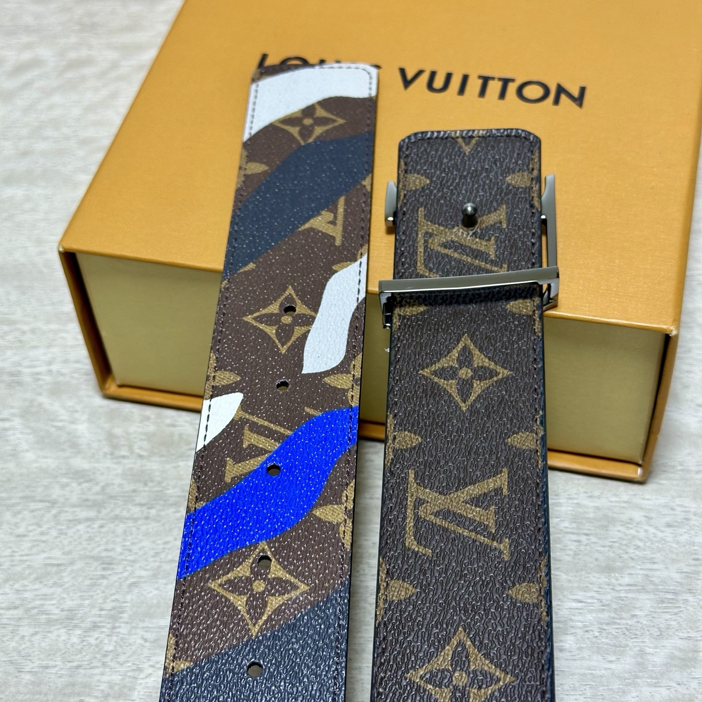 LV 宽4.0cm 双面腰带将两式经典融于一处。Monogram 印花瞩目放大，与焕新 Monogram Giant 系