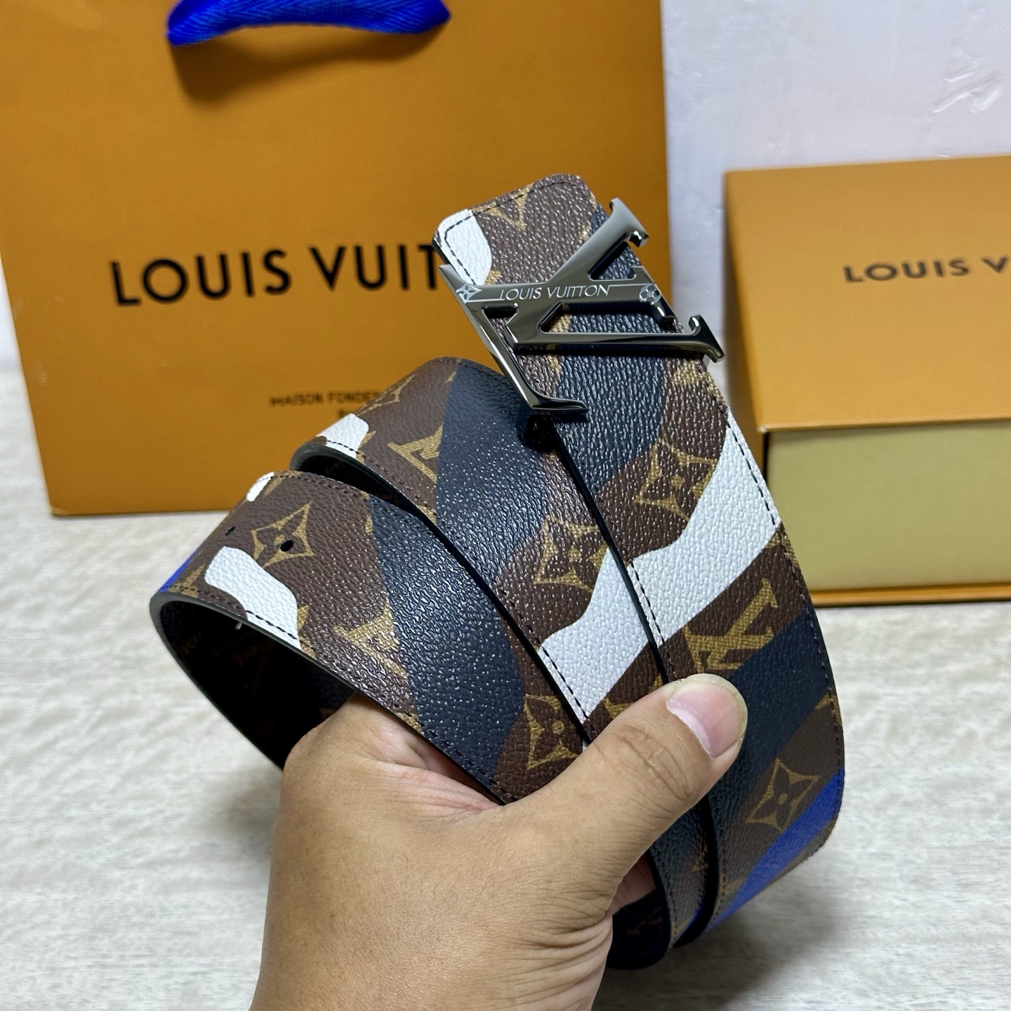 LV 宽4.0cm 双面腰带将两式经典融于一处。Monogram 印花瞩目放大，与焕新 Monogram Giant 系