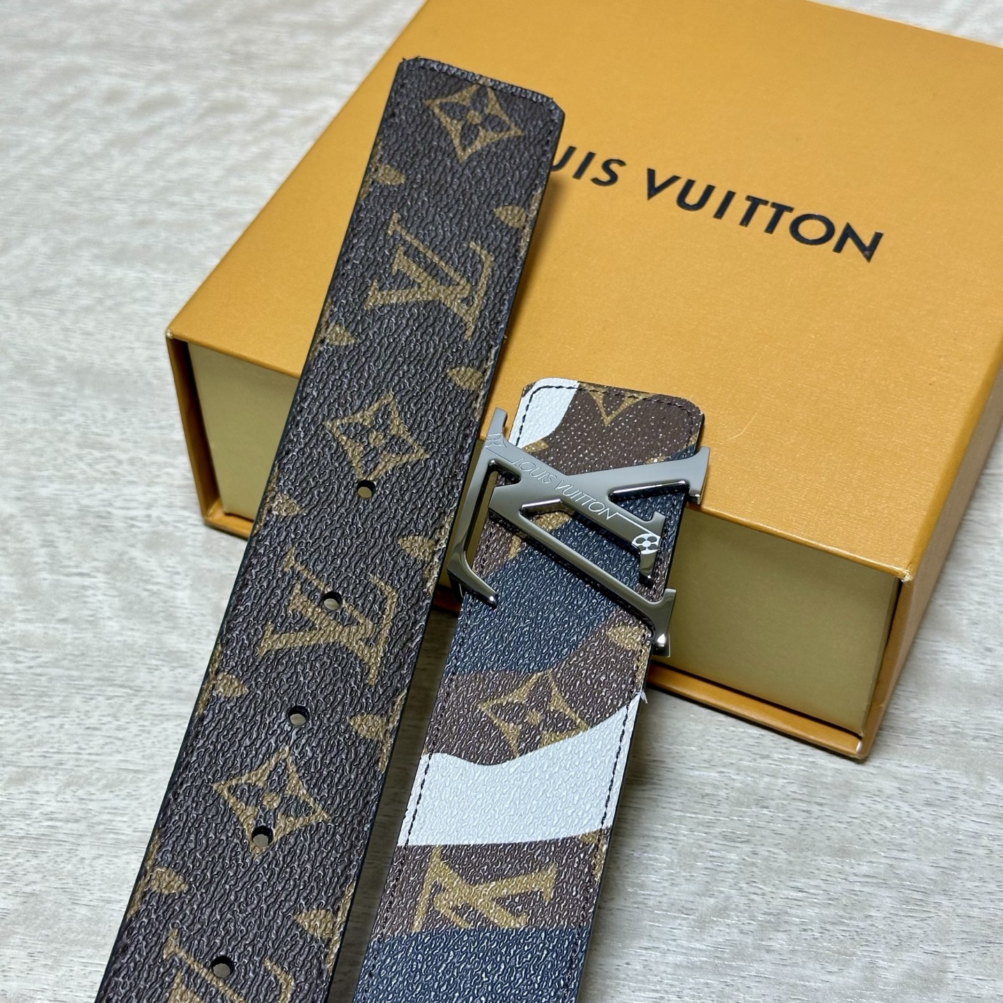 LV 宽4.0cm 双面腰带将两式经典融于一处。Monogram 印花瞩目放大，与焕新 Monogram Giant 系