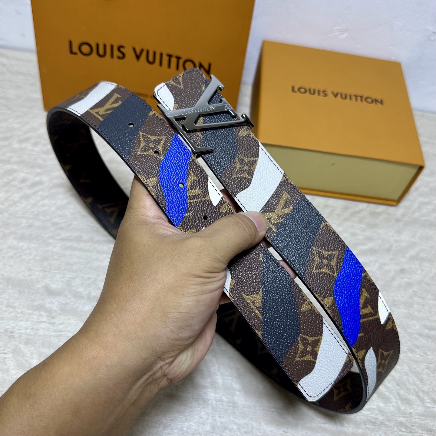 LV 宽4.0cm 双面腰带将两式经典融于一处。Monogram 印花瞩目放大，与焕新 Monogram Giant 系