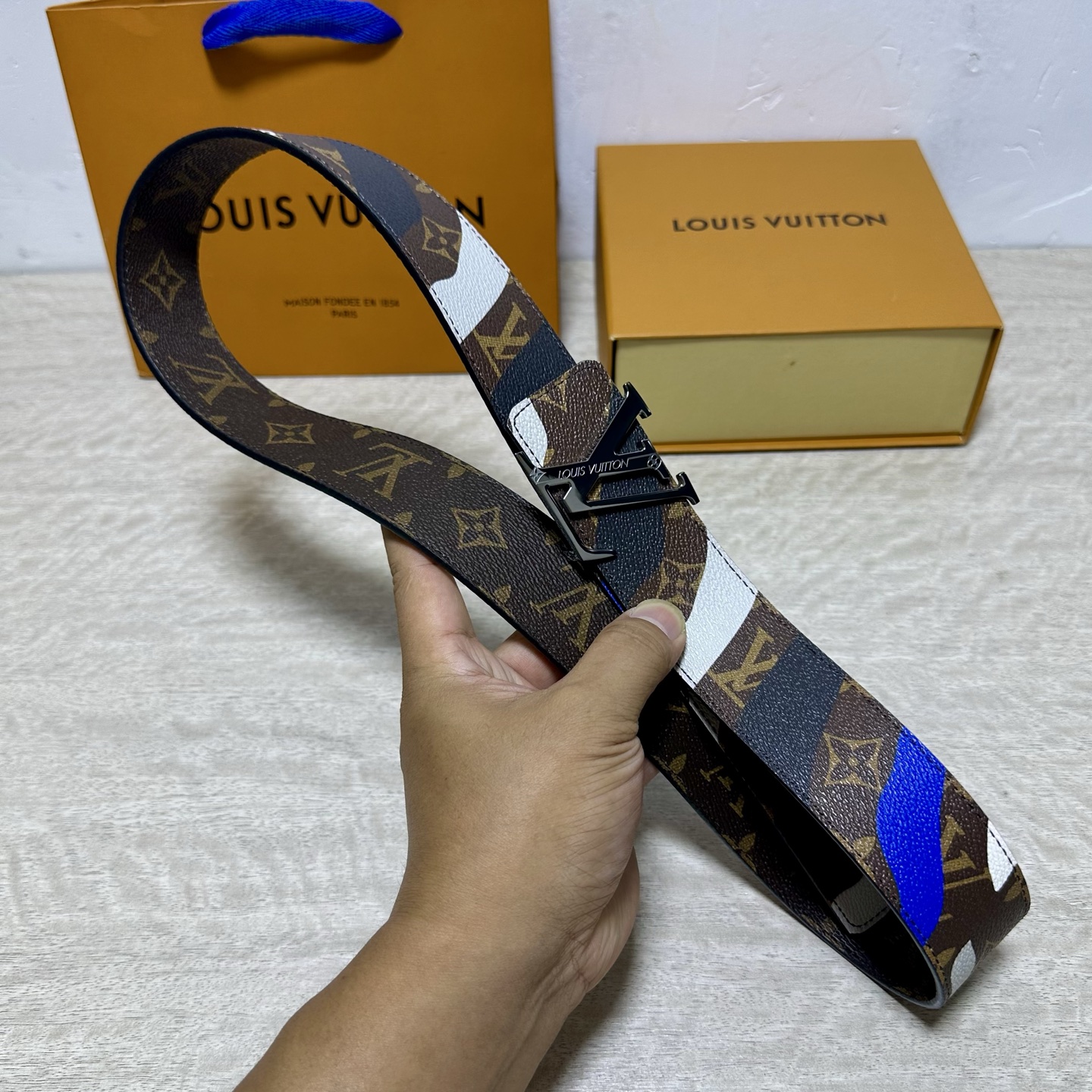 LV 宽4.0cm 双面腰带将两式经典融于一处。Monogram 印花瞩目放大，与焕新 Monogram Giant 系