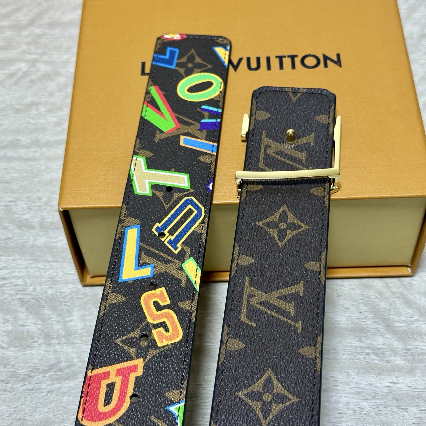 LV 宽4.0cm 双面腰带将两式经典融于一处。Monogram 印花瞩目放大，与焕新 Monogram Giant 系