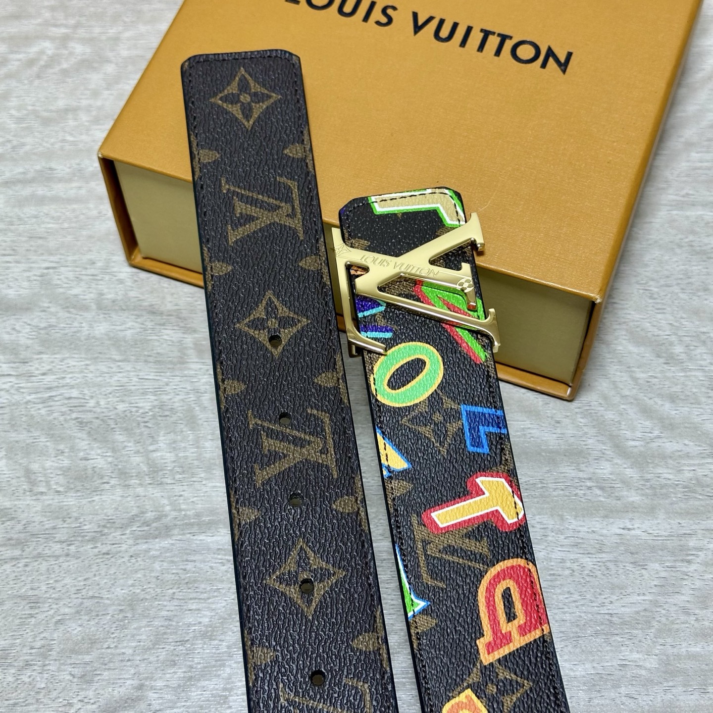 LV 宽4.0cm 双面腰带将两式经典融于一处。Monogram 印花瞩目放大，与焕新 Monogram Giant 系