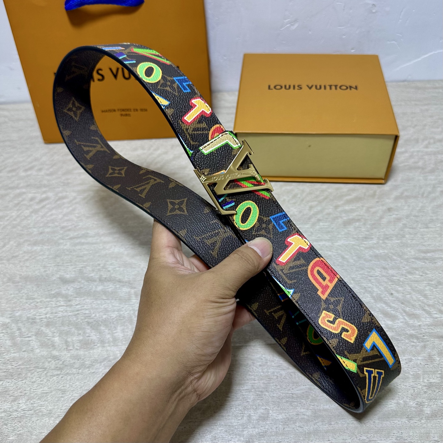 LV 宽4.0cm 双面腰带将两式经典融于一处。Monogram 印花瞩目放大，与焕新 Monogram Giant 系