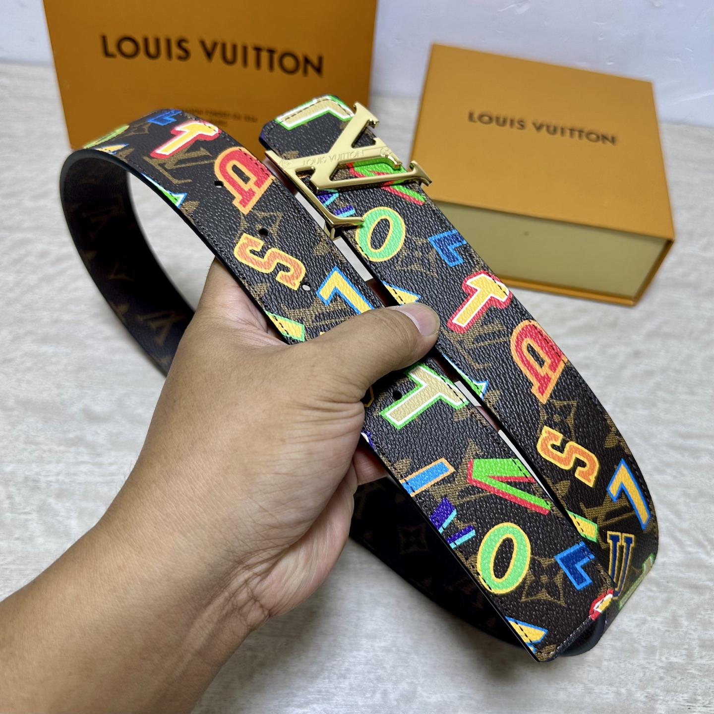 LV 宽4.0cm 双面腰带将两式经典融于一处。Monogram 印花瞩目放大，与焕新 Monogram Giant 系