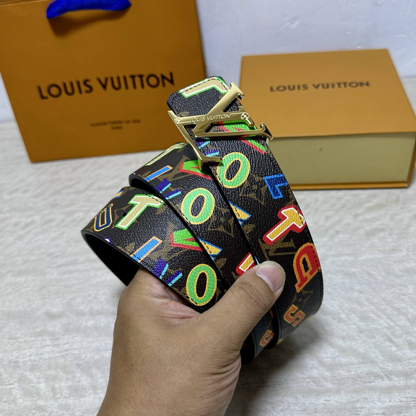 LV 宽4.0cm 双面腰带将两式经典融于一处。Monogram 印花瞩目放大，与焕新 Monogram Giant 系