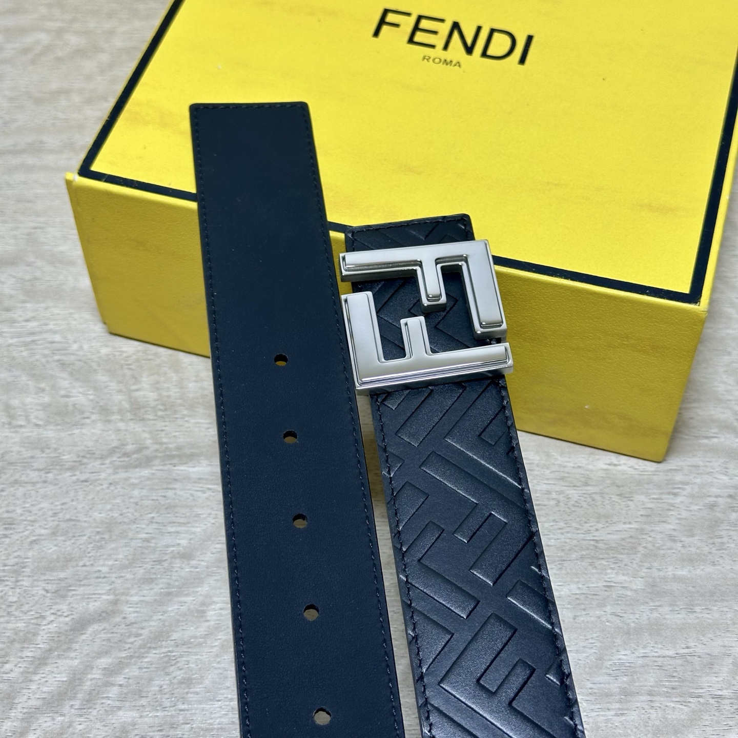 FENDl （芬迪）宽40MM双面原版小牛皮 搭配单钌钯电镀扣 完美的手感.油边 出众的设计.风格 高贵奢华 时尚大方 