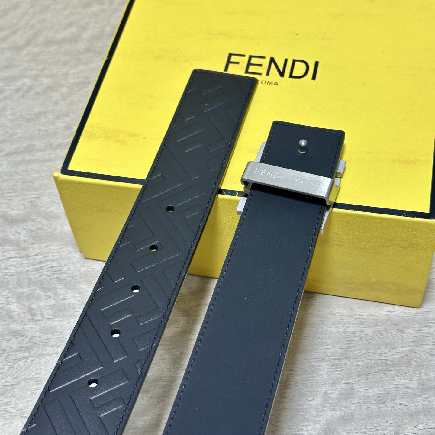 FENDl （芬迪）宽40MM双面原版小牛皮 搭配单钌钯电镀扣 完美的手感.油边 出众的设计.风格 高贵奢华 时尚大方 